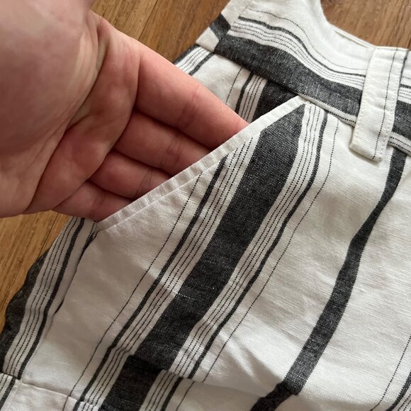 Express Mid Rise Pull On Trouser Shorts Stripe White Black Women’s Size 4 - Picture 5 of 7